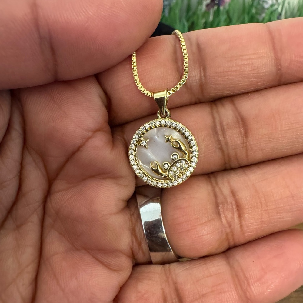 Elegant Gold and Silver Pendant Necklace - Picture 6 of 7